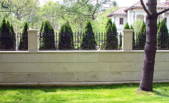 Arrow-pattern privacy screen fence gate