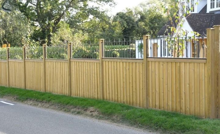 louvered fence gate for airflow and privacy