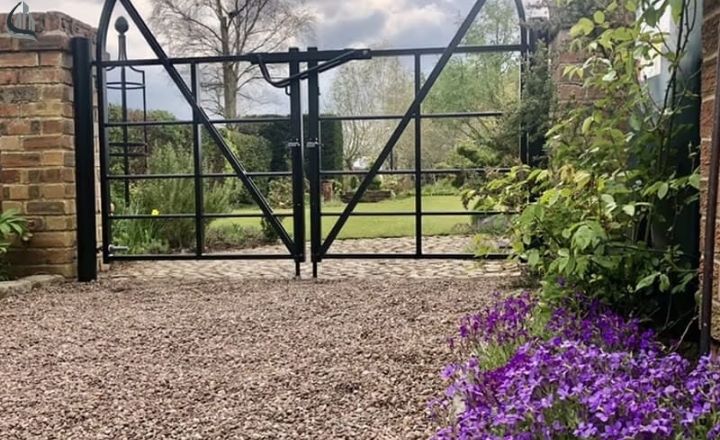 Metal and vinyl mixed material fence gate