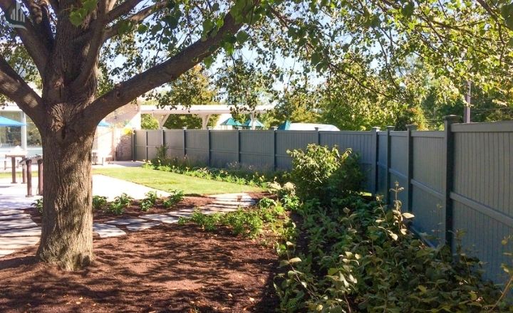Single chain link fence gate design