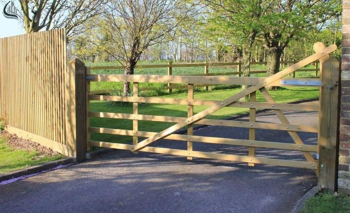 Small garden fence gate for compact spaces 